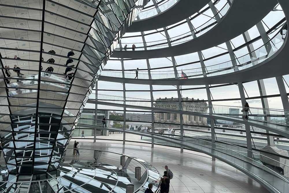Die Reichstagskuppel ist eine Glaskuppel, die auf dem wiederaufgebauten Reichstagsgebäude in Berlin errichtet wurde. Sie wurde vom Architekten Norman Foster entworfen und soll die Wiedervereinigung Deutschlands symbolisieren. Ein verspiegelter Kegel in der Mitte der Kuppel lenkt Sonnenlicht in das Gebäude, sodass Besucher die Funktionsweise der Kammer beobachten können.